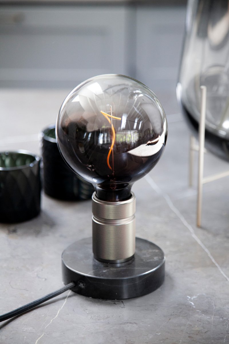 Halo 10cm Donkergrijs tafellamp Van Halo Design - Halo is een stijlvolle tafellamp met een modern design en industriële uitstraling.