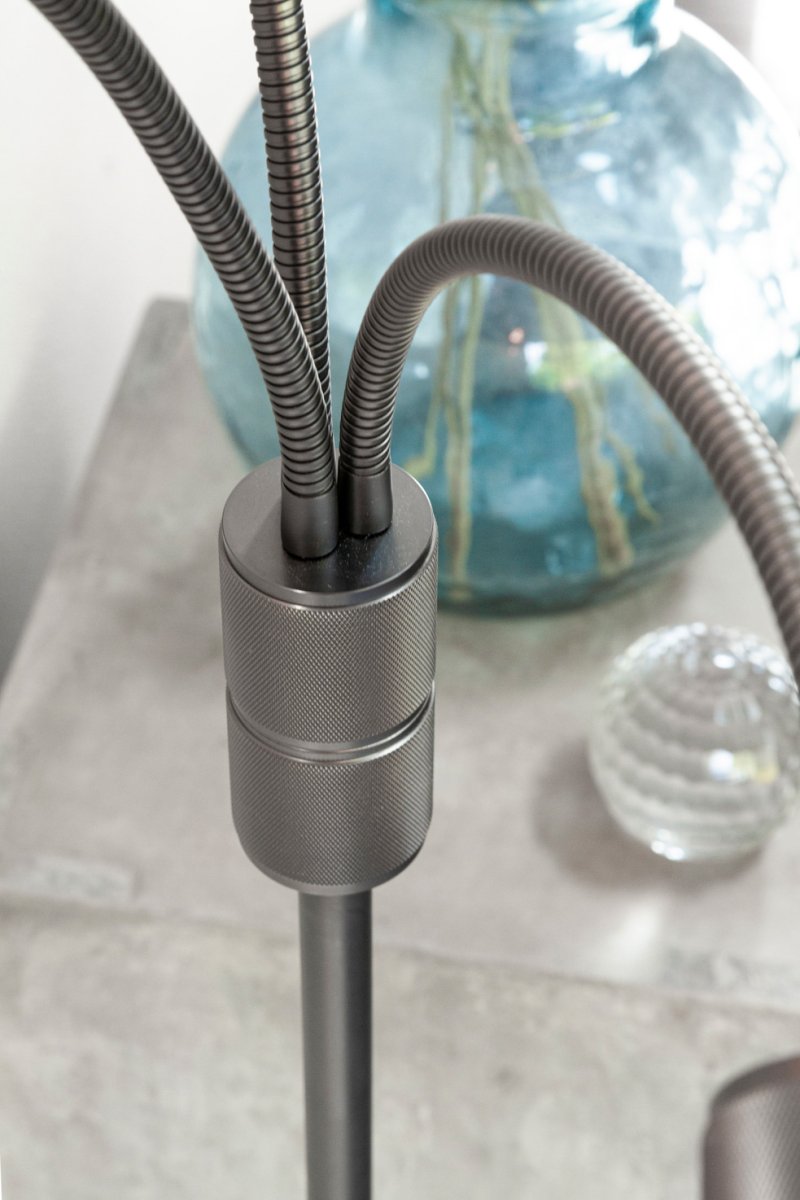 Halo Donkergrijs vloerlamp Van Halo Design - De gebogen armen zorgen voor een verfijnde uitstraling en zijn perfect voor in de woonkamer, slaapkamer of op kantoor.