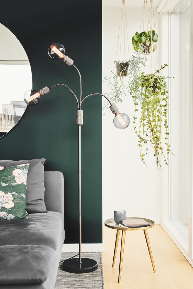 Halo Donkergrijs vloerlamp Van Halo Design - De gebogen armen zorgen voor een verfijnde uitstraling en zijn perfect voor in de woonkamer, slaapkamer of op kantoor.