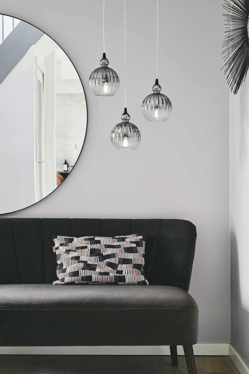 Ball Ball Ø15 Rookkleurig hanglamp Van Halo Design - Het is aan te raden om er meerdere op een rij te plaatsen, verspreid over de eettafel of in de keuken.