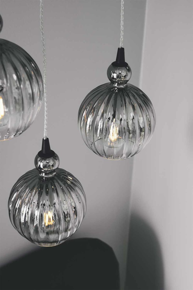 Ball Ball Ø15 Rookkleurig hanglamp Van Halo Design - Het is aan te raden om er meerdere op een rij te plaatsen, verspreid over de eettafel of in de keuken.