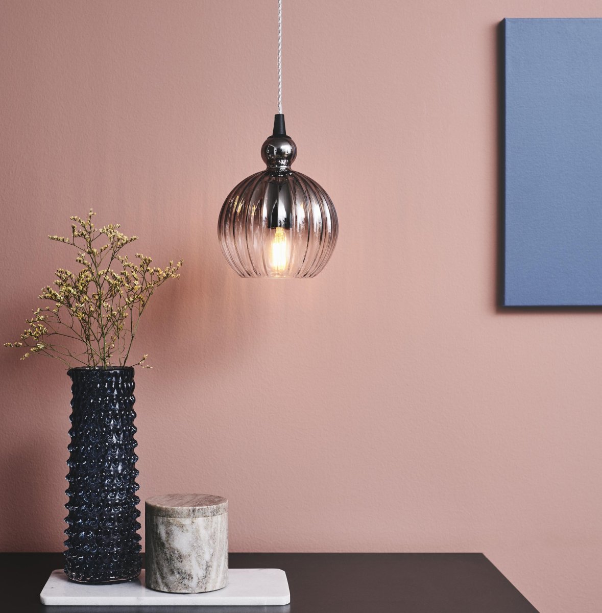 Ball Ball Ø15 Rookkleurig hanglamp Van Halo Design - Het is aan te raden om er meerdere op een rij te plaatsen, verspreid over de eettafel of in de keuken.