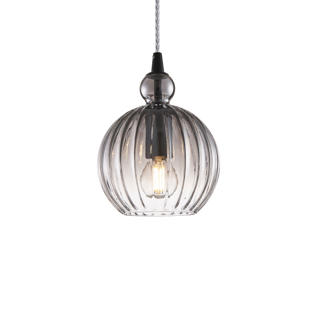 Ball Ball Ø15 Rookkleurig hanglamp Van Halo Design - Het is aan te raden om er meerdere op een rij te plaatsen, verspreid over de eettafel of in de keuken.