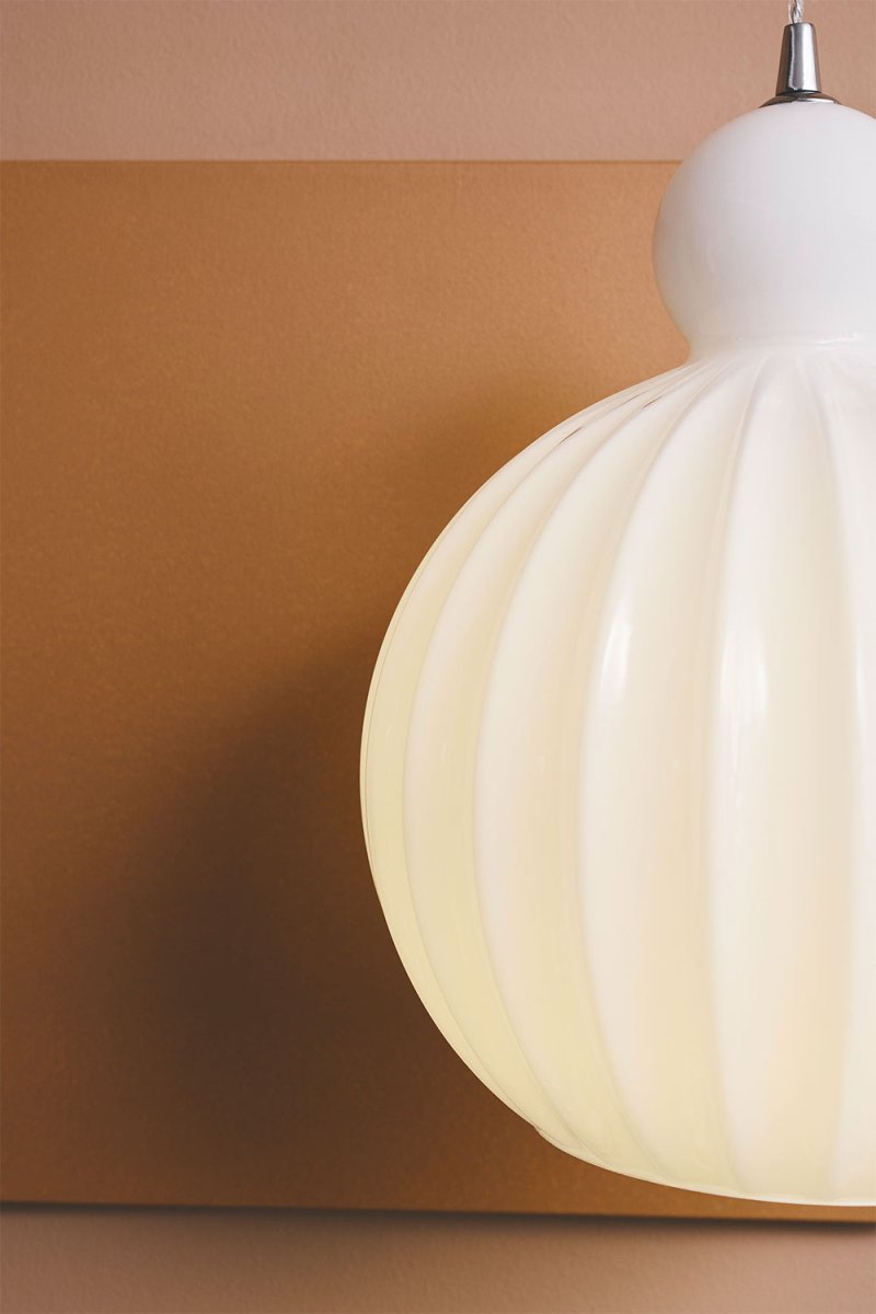 Ball Ball Ø25 Opaal hanglamp Van Halo Design - Het geribbelde glas creëert een prachtige illusie wanneer de lamp brandt.