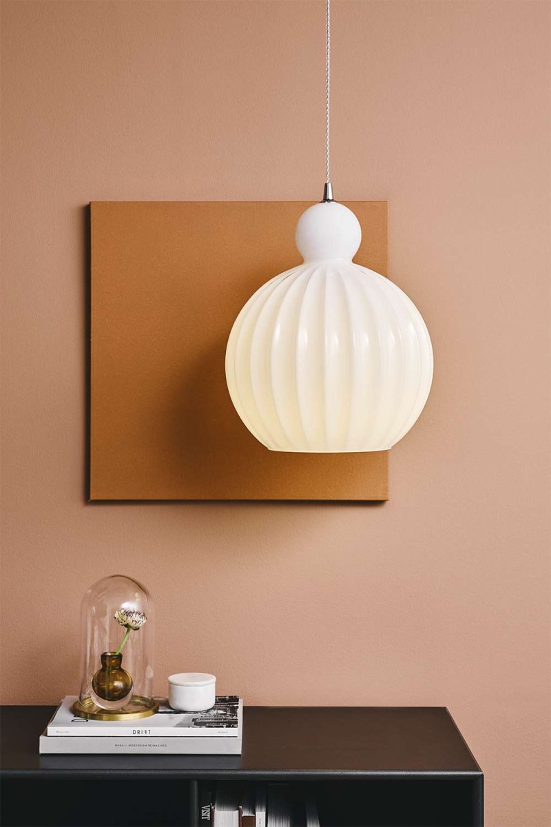 Ball Ball Ø25 Opaal hanglamp Van Halo Design - Het geribbelde glas creëert een prachtige illusie wanneer de lamp brandt.