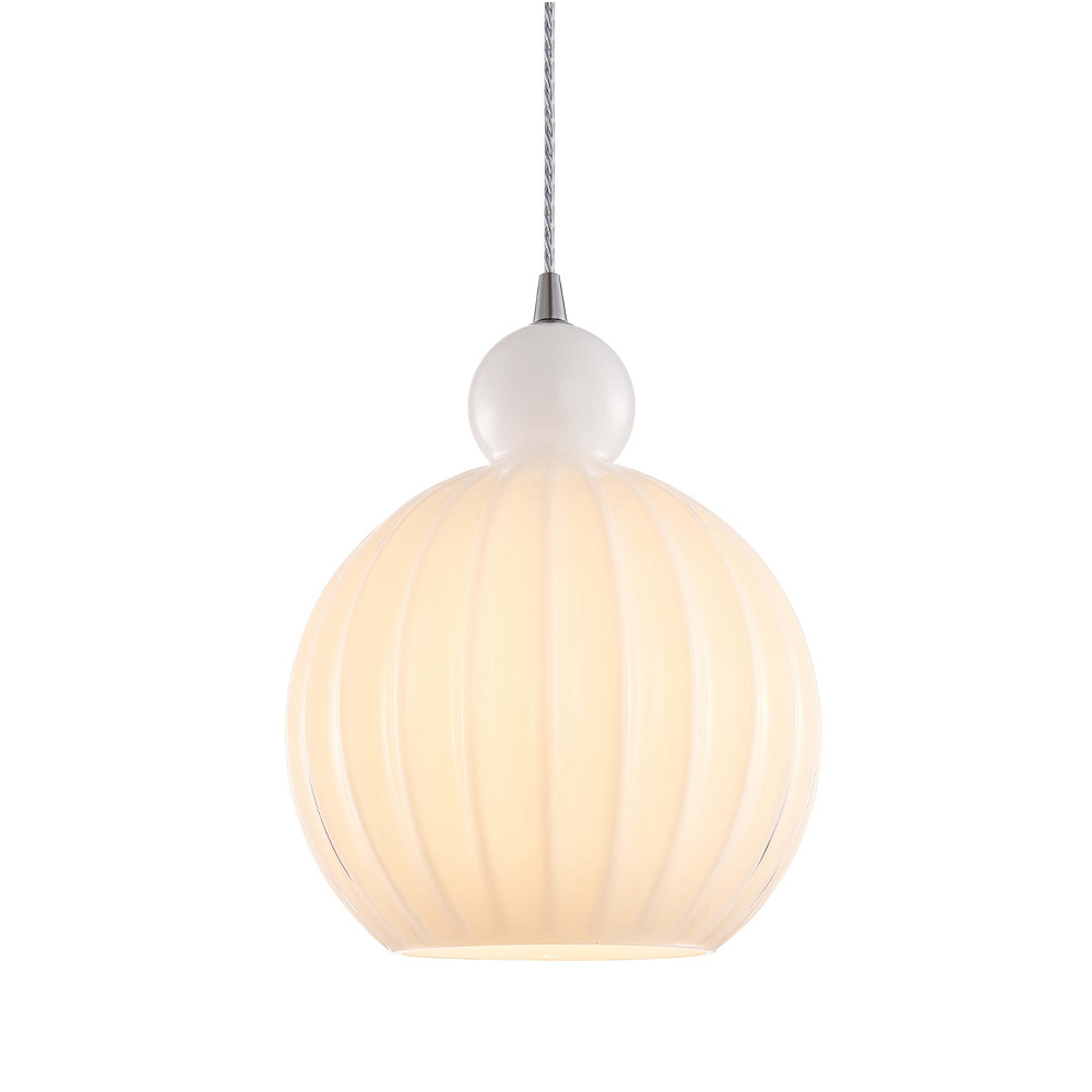 Ball Ball Ø25 Opaal hanglamp Van Halo Design - Het geribbelde glas creëert een prachtige illusie wanneer de lamp brandt.