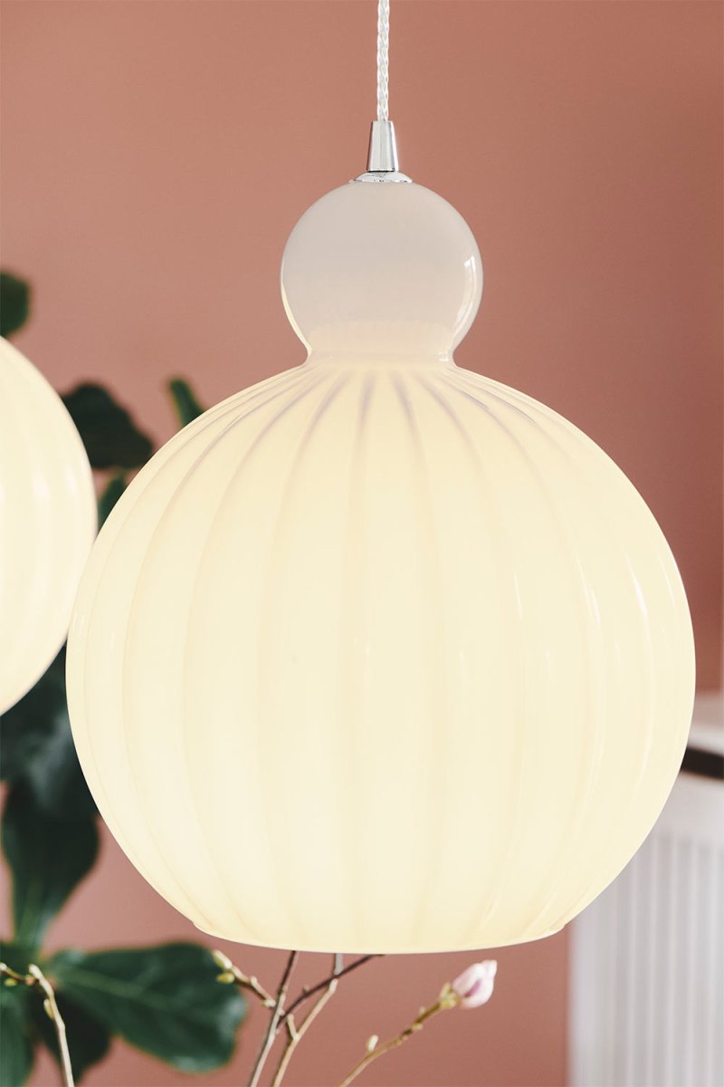 Ball Ball Ø32 Opaal hanglamp Van Halo Design - Het geribbelde glas creëert een prachtige illusie wanneer de lamp brandt.