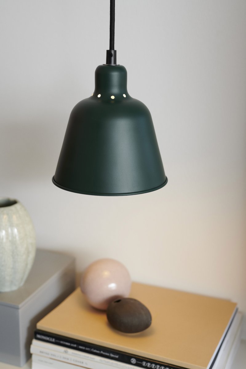Carpenter Ø15 Groente hanglamp Van Halo Design - De groene metalen kap met witte binnenkant zorgt voor goed en schitteringsvrij licht in de buurt.