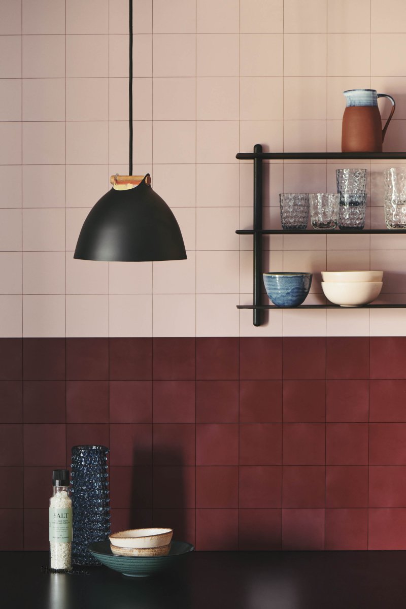 Århus Ø24 Zwart hanglamp Van Halo Design - De &Aring;rhus plafondlamp combineert Scandinavisch minimalisme met modern design en cre&euml;ert zo een lichtbron die in elke kamer indruk maakt.