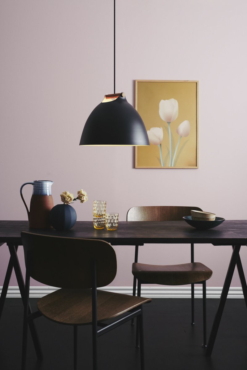 Århus Ø40 Zwart hanglamp Van Halo Design - De &Aring;rhus plafondlamp combineert Scandinavisch minimalisme met modern design en cre&euml;ert zo een lichtbron die in elke kamer indruk maakt.
