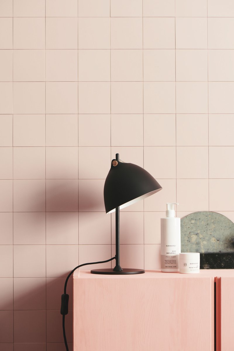 Århus 35cm Zwart tafellamp Van Halo Design - &Auml;rhus is perfect voor zowel de slaapkamer als het kantoor en een must-have voor de designbewuste mens.