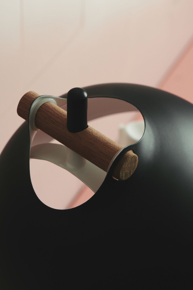 Århus 35cm Zwart tafellamp Van Halo Design - &Auml;rhus is perfect voor zowel de slaapkamer als het kantoor en een must-have voor de designbewuste mens.