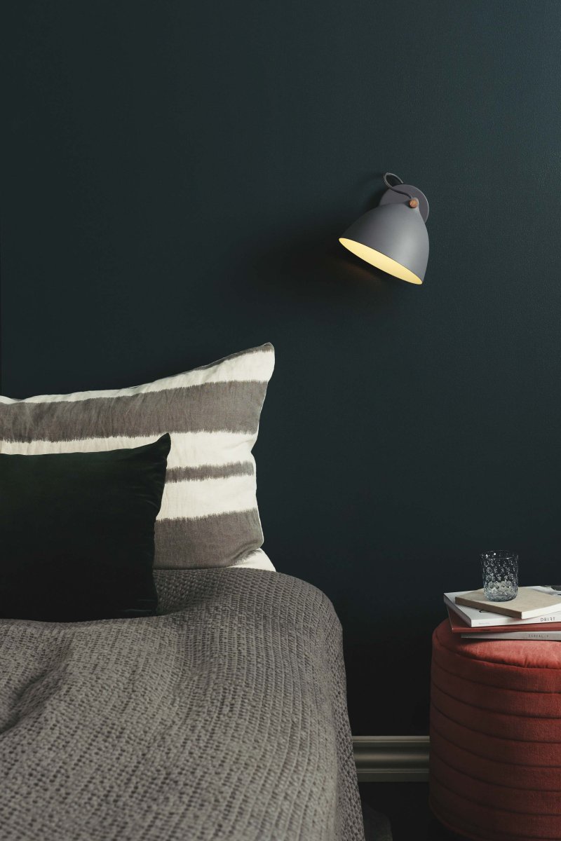 Århus Ø18 Grijs wandlamp Van Halo Design - Geef uw interieur een boost met de &Aring;rhus wandlamp &ndash; een perfecte mix van moderne elegantie en functionaliteit.