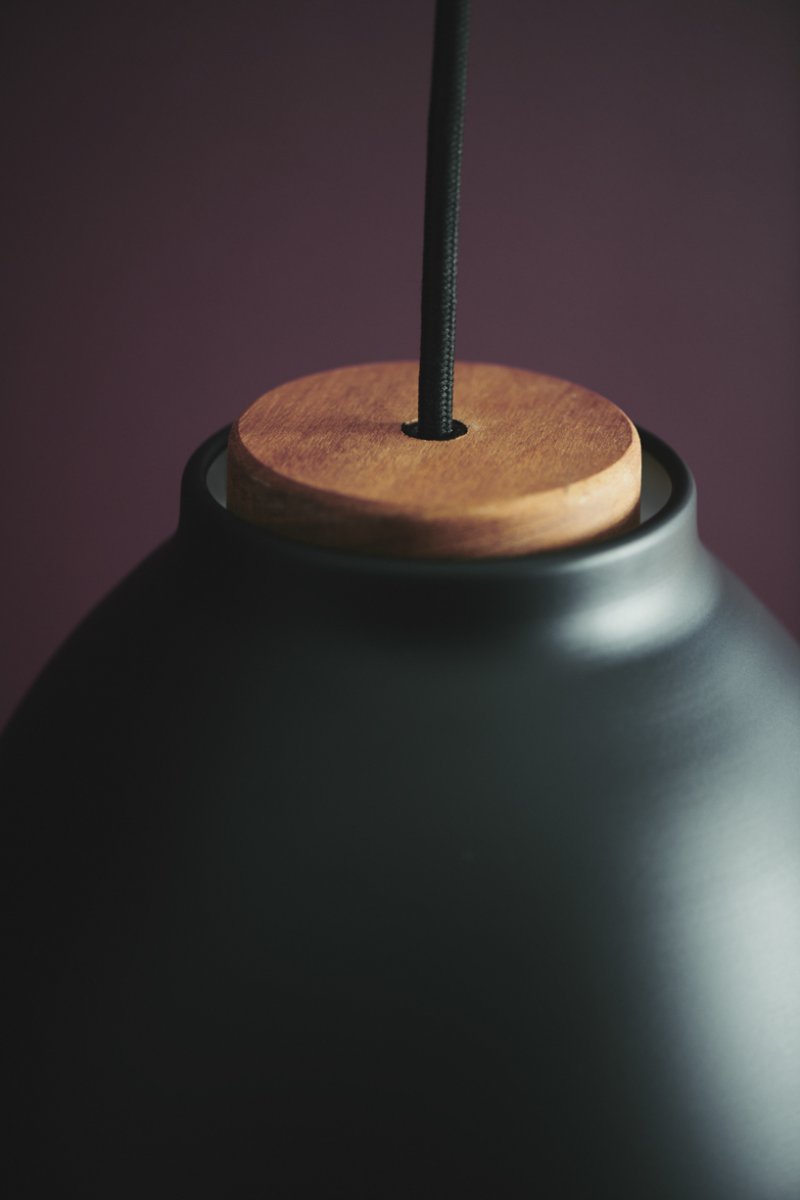 Nivå Ø14 Zwart hanglamp Van Halo Design - Niveau&aring; &auml;is een stijlvolle en minimalistische plafondlamp die uw huis een moderne toets geeft.