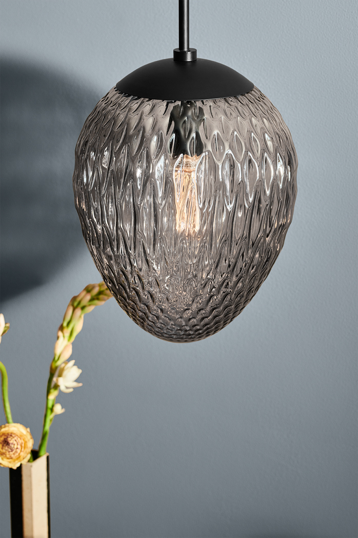 Woods Ø25 Rook hanglamp Van Halo Design - Ideaal voor boven de eettafel, in de keuken of als stijlvol accent in de woonkamer.