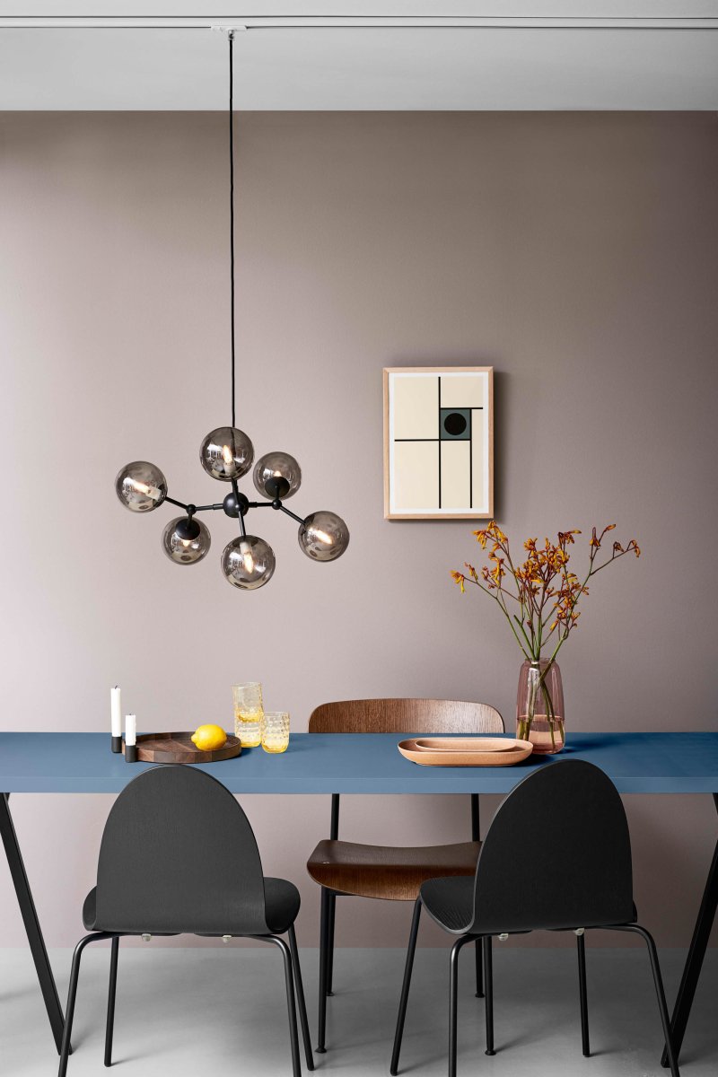 Atom 57cm Zwart hanglamp Van Halo Design - De bijna zwevende glazen koepels zijn gerookt, waardoor er een mooie lichtspreiding in de ruimte ontstaat.