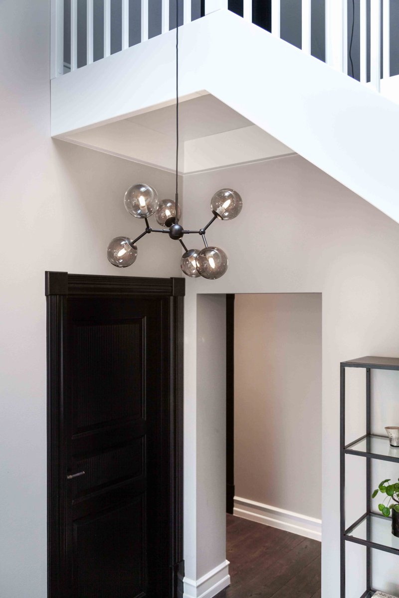 Atom 57cm Zwart hanglamp Van Halo Design - De bijna zwevende glazen koepels zijn gerookt, waardoor er een mooie lichtspreiding in de ruimte ontstaat.