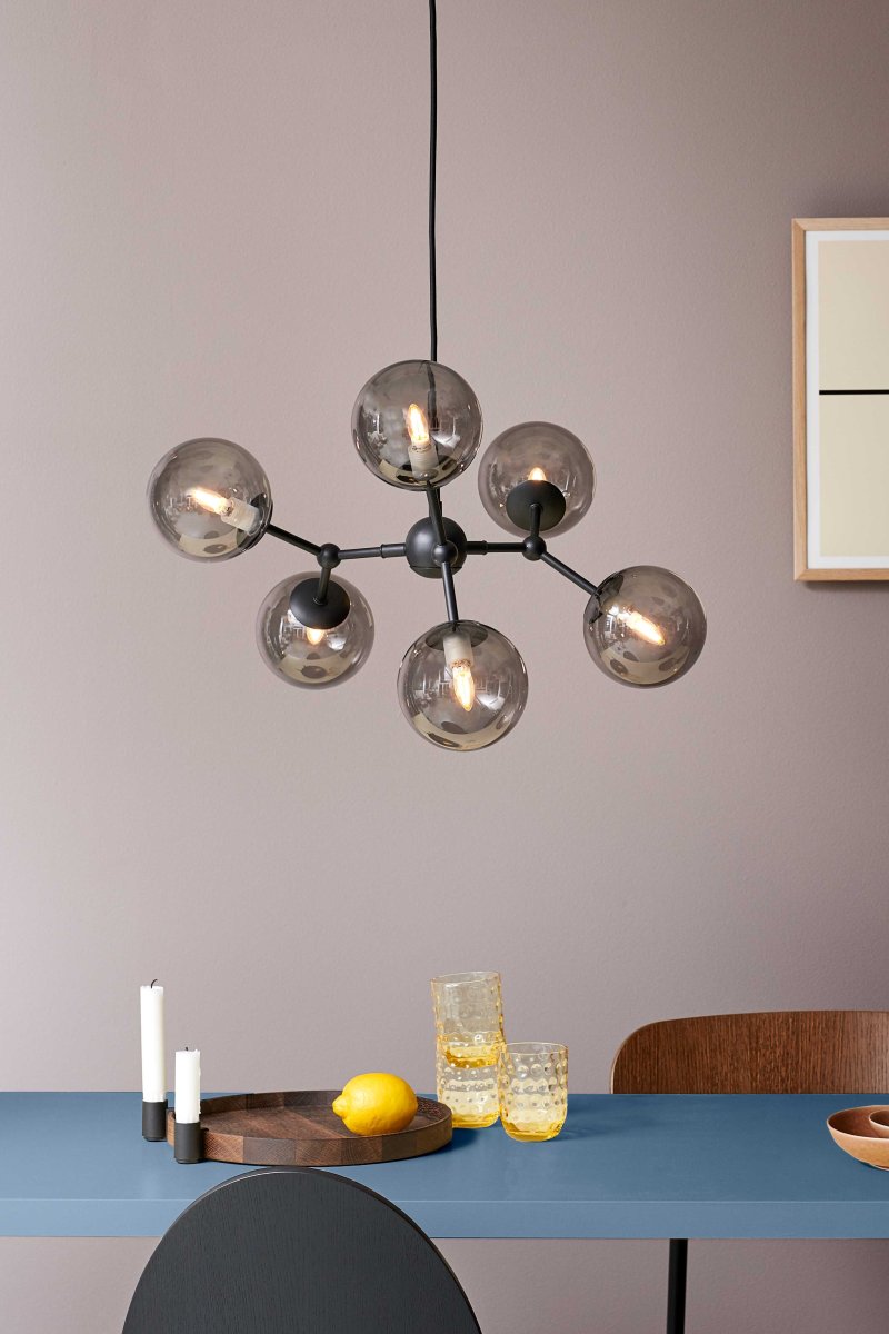 Atom 57cm Zwart hanglamp Van Halo Design - De bijna zwevende glazen koepels zijn gerookt, waardoor er een mooie lichtspreiding in de ruimte ontstaat.