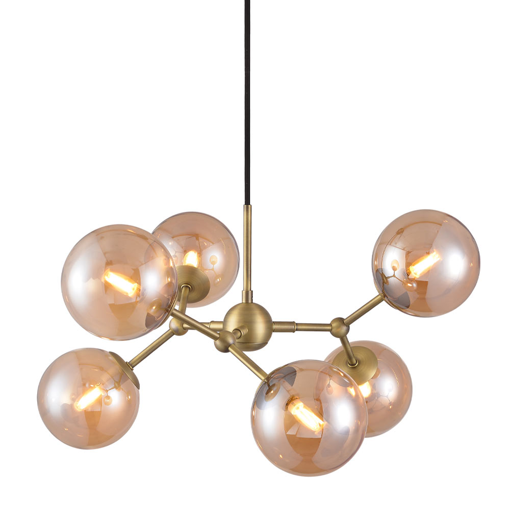 Atom 57cm Antiek messing hanglamp Van Halo Design - De bijna zwevende glazen koepels zijn amberkleurig, waardoor er een mooie lichtspreiding in de ruimte ontstaat.