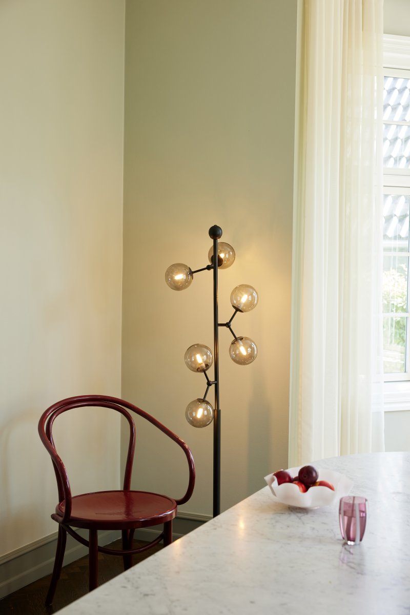 Atom Zwart/rook vloerlamp Van Halo Design - de lamp en richt de lampenkappen naar de gewenste plek.