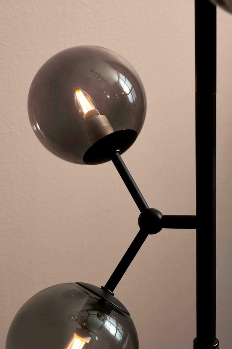 Atom Zwart/rook vloerlamp Van Halo Design - de lamp en richt de lampenkappen naar de gewenste plek.