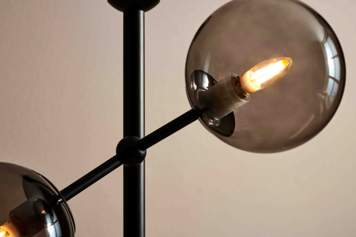 Atom Zwart/rook vloerlamp Van Halo Design - de lamp en richt de lampenkappen naar de gewenste plek.