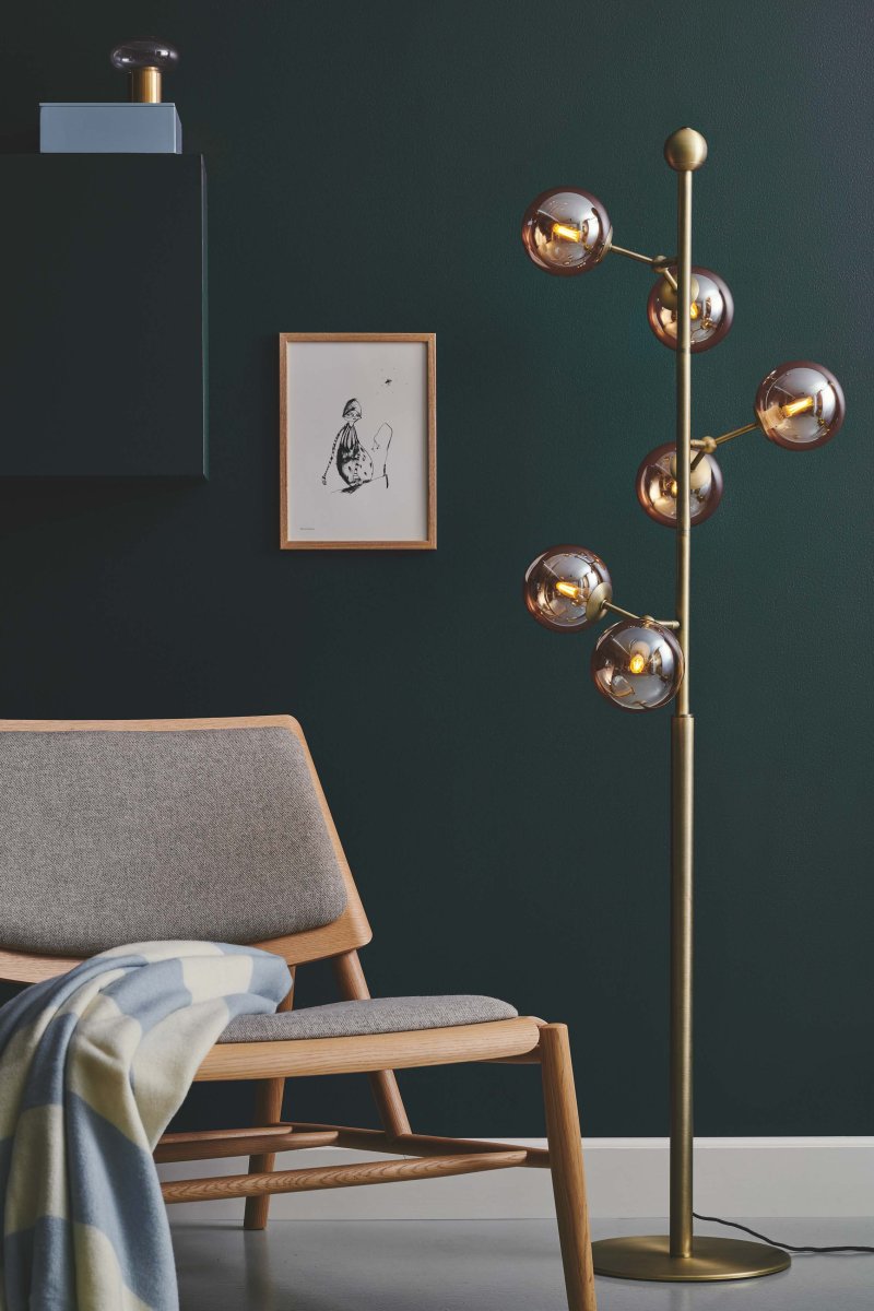 Atom Antiek messing vloerlamp Van Halo Design - de lamp en richt de lampenkappen naar de gewenste plek.