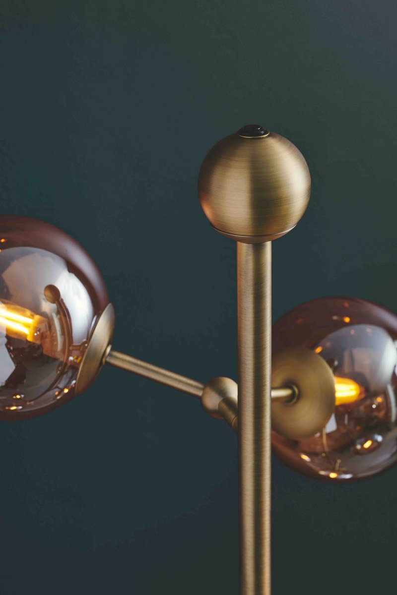 Atom Antiek messing vloerlamp Van Halo Design - de lamp en richt de lampenkappen naar de gewenste plek.