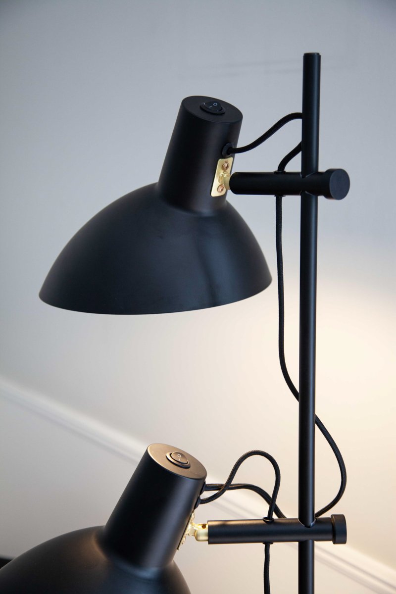 Metropole 2 Zwart vloerlamp Van Halo Design - De Metropole-serie is een complete en functionele lampenfamilie met een kenmerkende, industri&euml;le stijl.