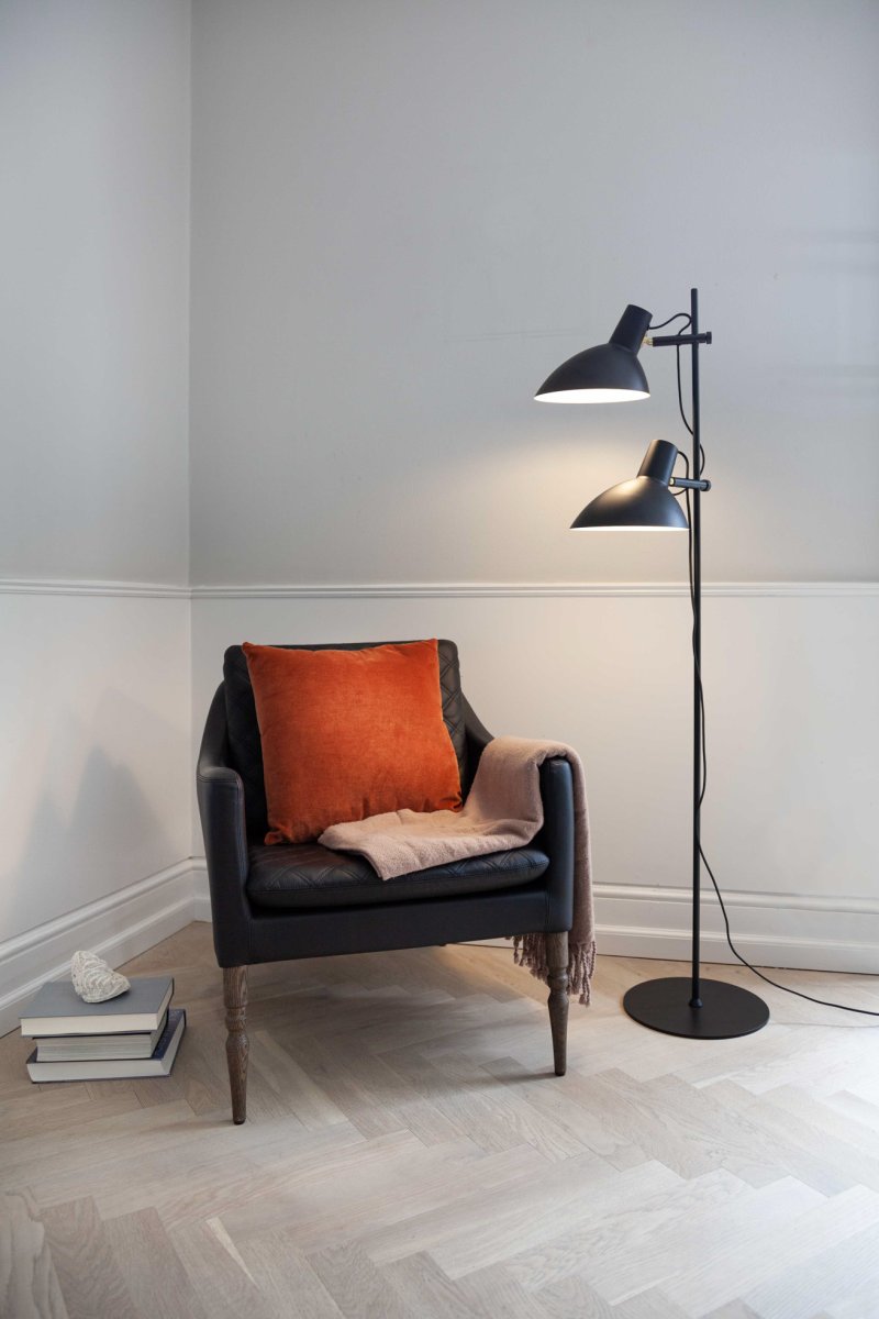 Metropole 2 Zwart vloerlamp Van Halo Design - De Metropole-serie is een complete en functionele lampenfamilie met een kenmerkende, industri&euml;le stijl.