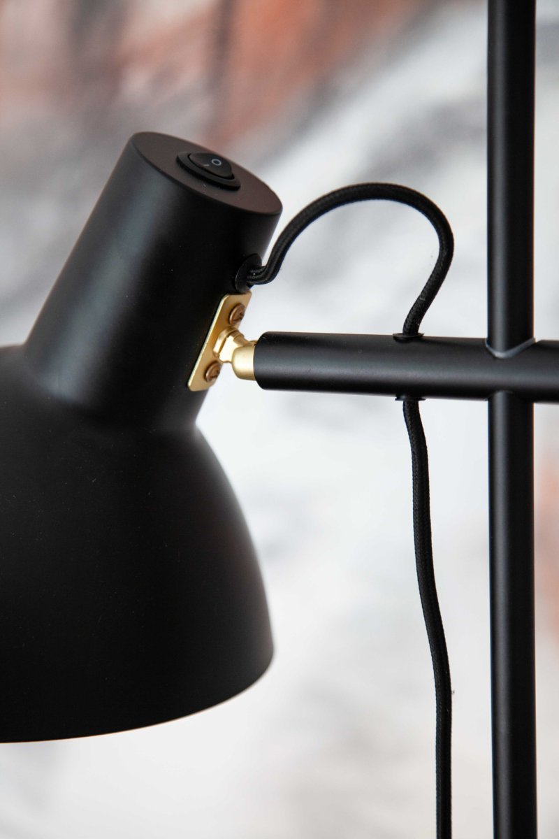 Metropole 2 Zwart vloerlamp Van Halo Design - De Metropole-serie is een complete en functionele lampenfamilie met een kenmerkende, industri&euml;le stijl.