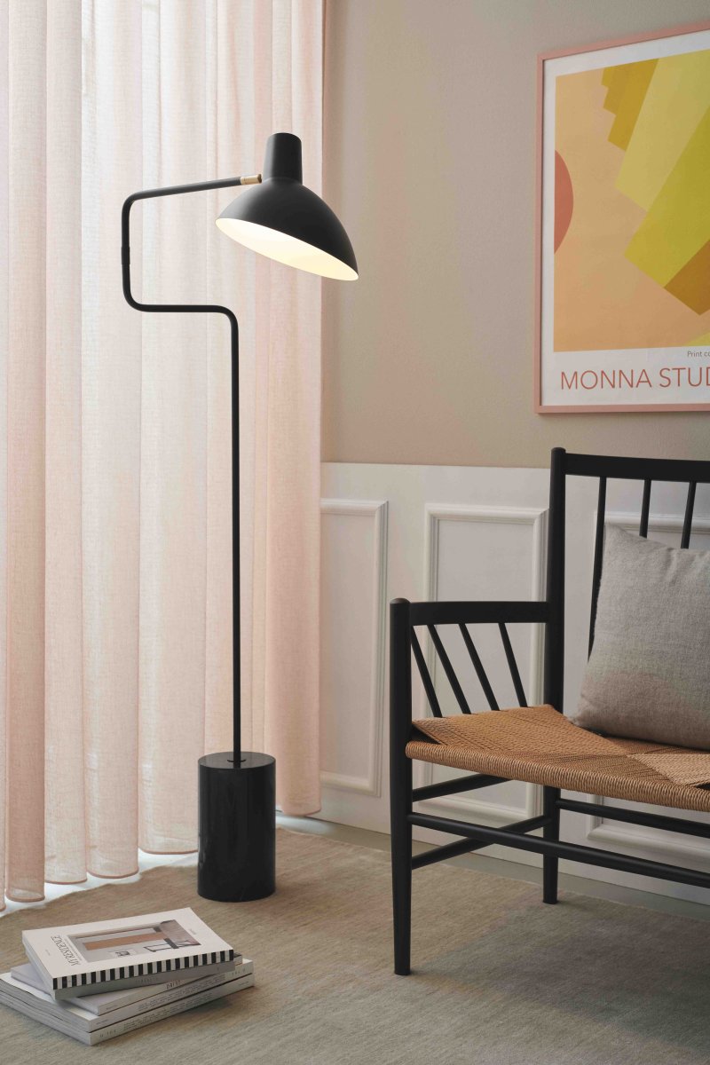 Metropole Deluxe Zwart vloerlamp Van Halo Design - De matzwarte metalen constructie, gecombineerd met elegante messing details en een massief marmeren voetstuk, cre&euml;ert een luxe en moderne uitstraling.
