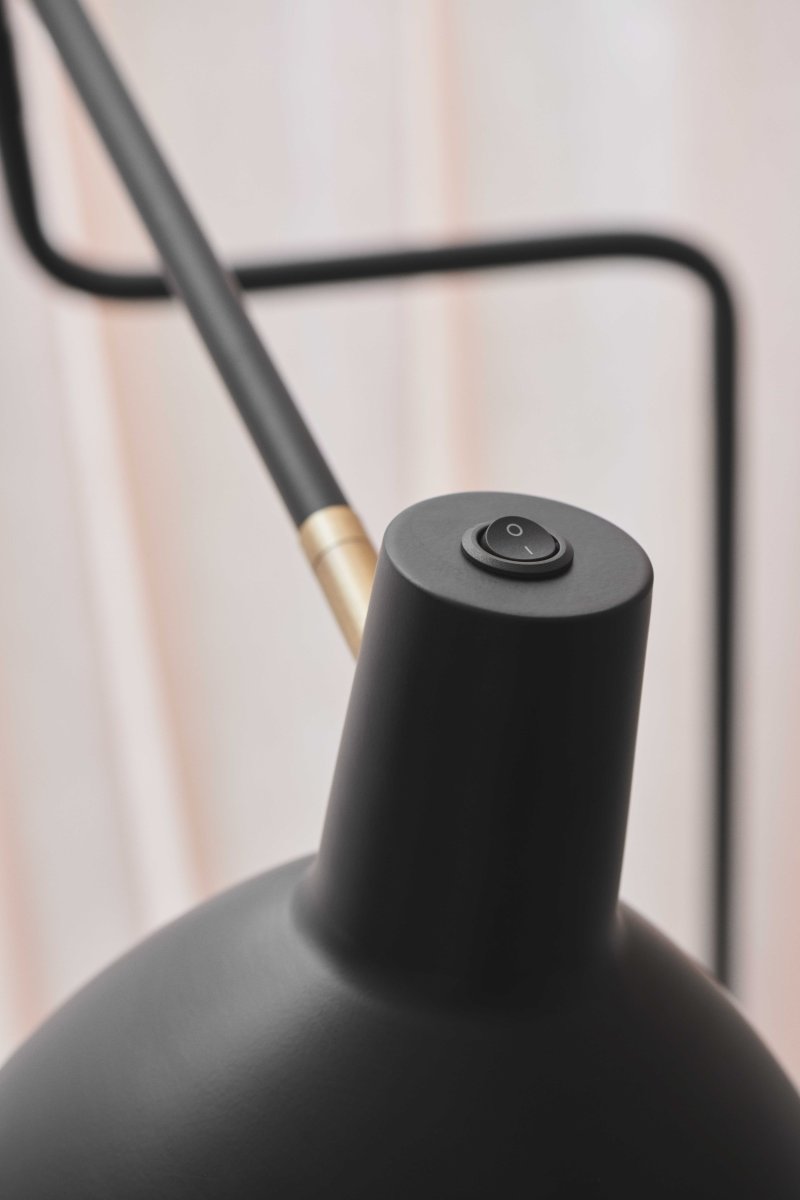 Metropole Deluxe Zwart vloerlamp Van Halo Design - De matzwarte metalen constructie, gecombineerd met elegante messing details en een massief marmeren voetstuk, cre&euml;ert een luxe en moderne uitstraling.