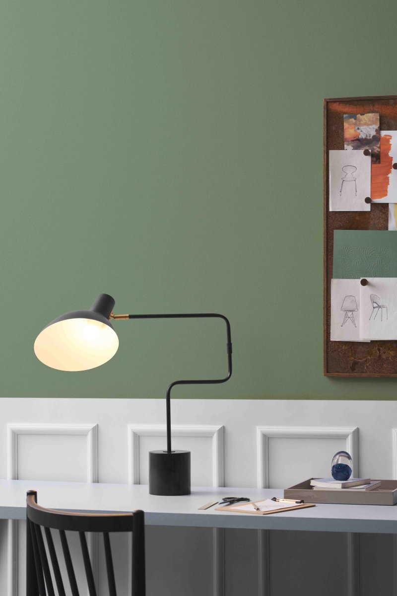 Metropole Deluxe 58cm Zwart bureaulamp Van Halo Design - De matzwarte metalen constructie, gecombineerd met elegante messing details en een massief marmeren voetstuk, cre&euml;ert een luxe en moderne uitstraling.