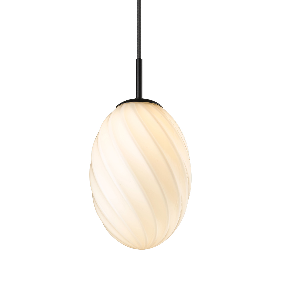 Twist Ø15 Zwart hanglamp Van Halo Design - De zwarte hanglamp en de subtiele structuur van het glas zorgen voor een moderne touch die past bij elke interieurstijl.