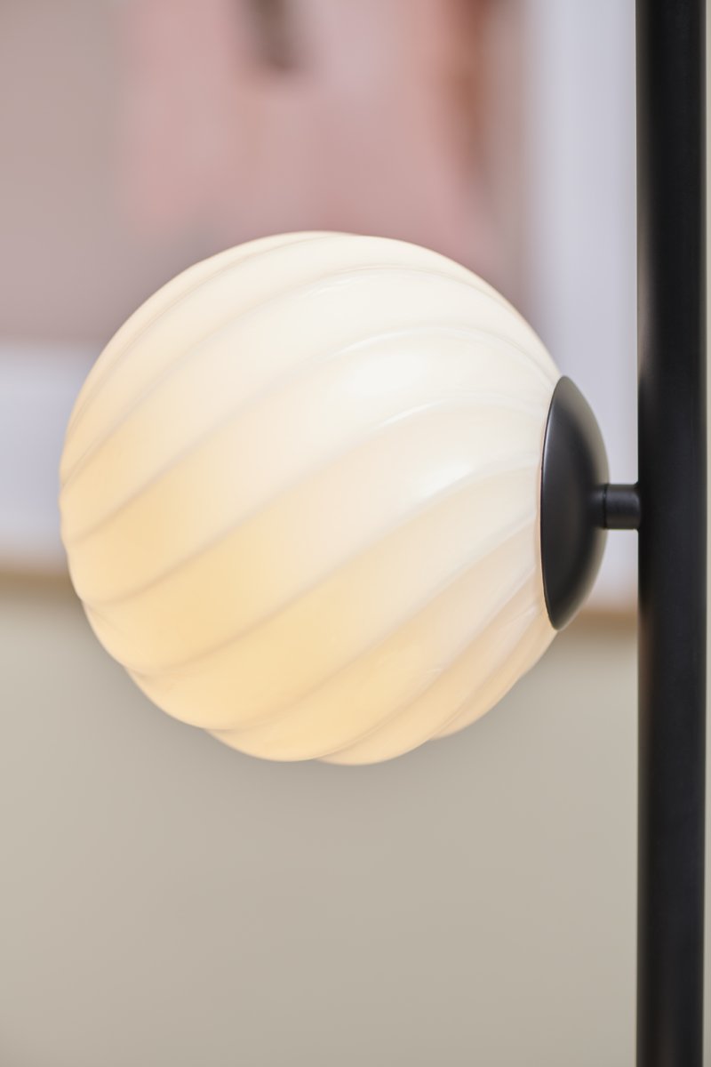 Twist Zwart vloerlamp Van Halo Design - Laat Twist het gesprek van de dag zijn in uw huis - een stijlvolle combinatie van design en functionaliteit!