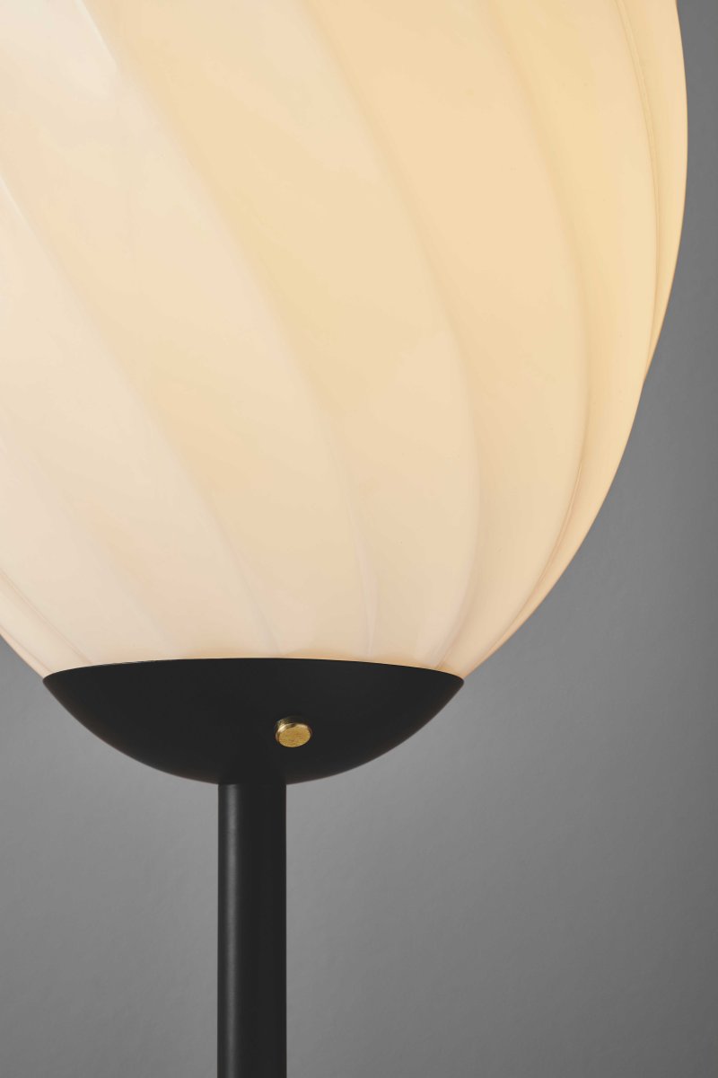 Twist Zwart vloerlamp Van Halo Design - Het slanke, matzwarte frame zorgt voor een minimalistische en stijlvolle uitstraling die zowel in moderne als klassieke omgevingen past.