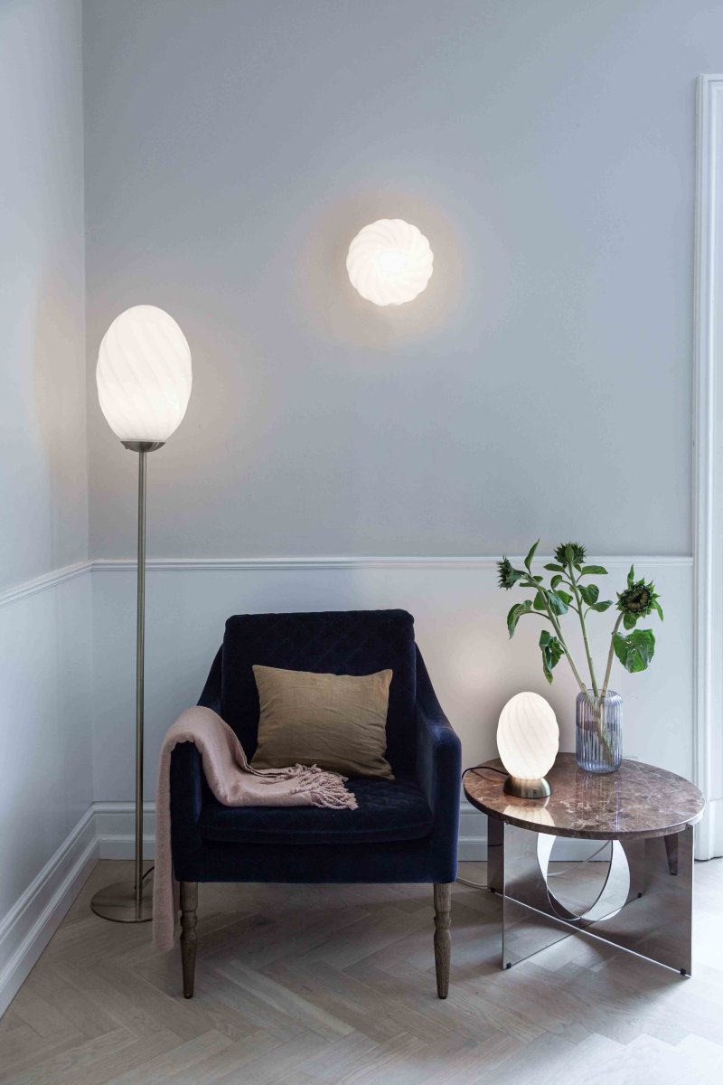 Twist Messing vloerlamp Van Halo Design - Het slanke frame van antiek messing zorgt voor een minimalistische en stijlvolle uitstraling die zowel in moderne als klassieke omgevingen past.