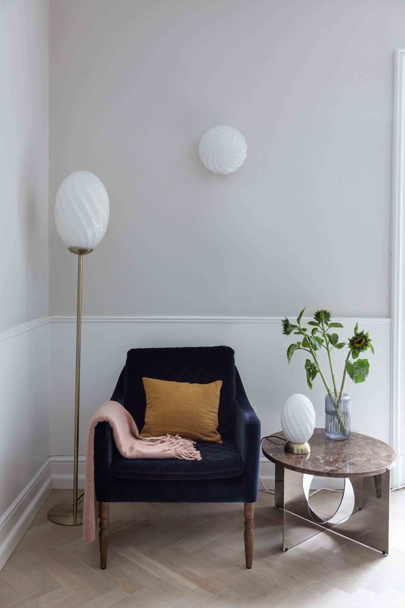 Twist Messing vloerlamp Van Halo Design - Het slanke frame van antiek messing zorgt voor een minimalistische en stijlvolle uitstraling die zowel in moderne als klassieke omgevingen past.