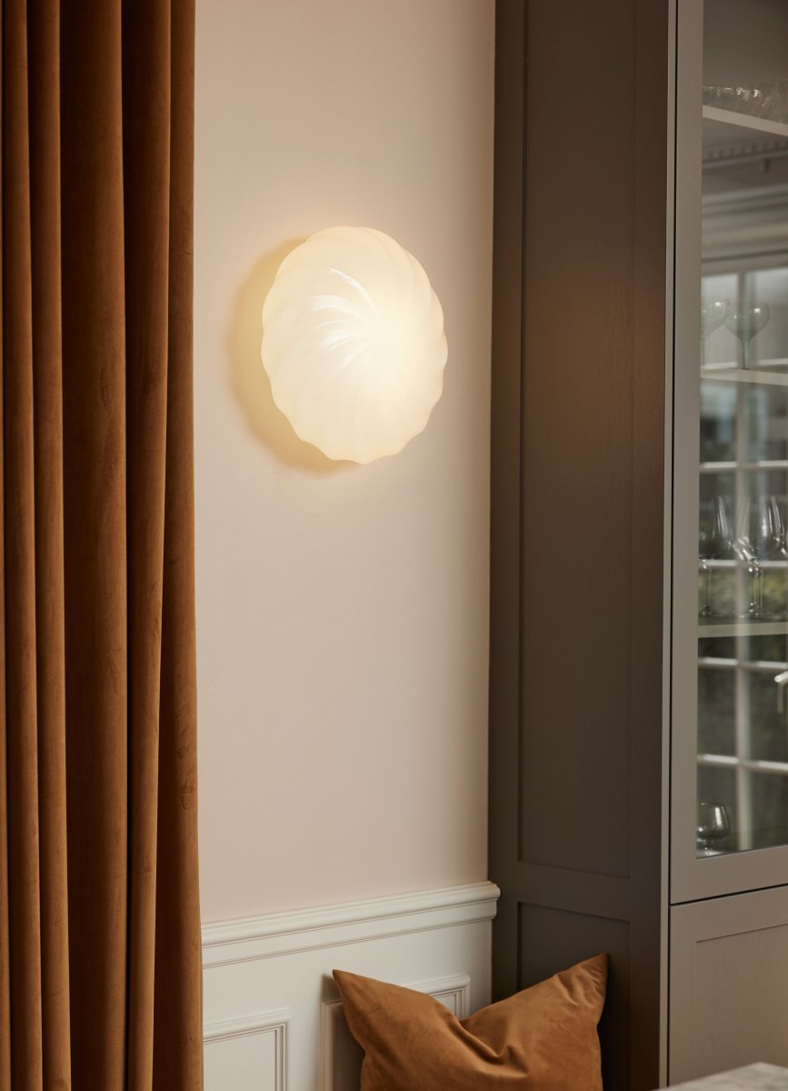 Twist Ø35 Antiek messing plafondlamp Van Halo Design - Geef je huis een boost met Twist &ndash; De stijlvolle plafond-/wandlamp die moderne elegantie combineert met een uniek, gedraaid design.