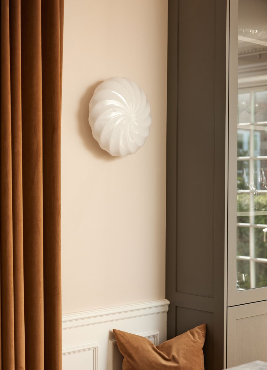 Twist Ø35 Antiek messing plafondlamp Van Halo Design - Geef je huis een boost met Twist &ndash; De stijlvolle plafond-/wandlamp die moderne elegantie combineert met een uniek, gedraaid design.