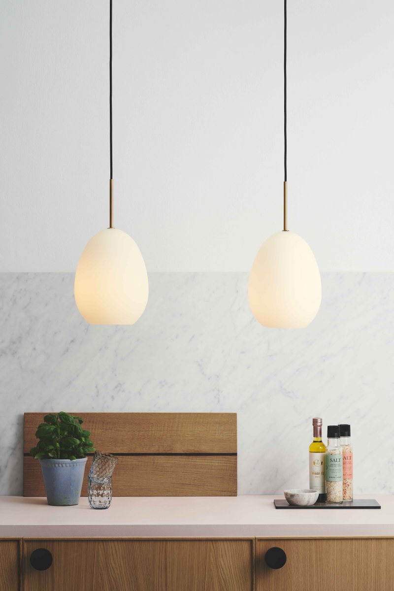 Bodø Ø20 Wit hanglamp Van Halo Design - Het gladde oppervlak en de ronde vorm van het opaalglas zorgen voor een fijne lichtspreiding in de kamer en in combinatie met de messing details zorgt het voor elegantie.
