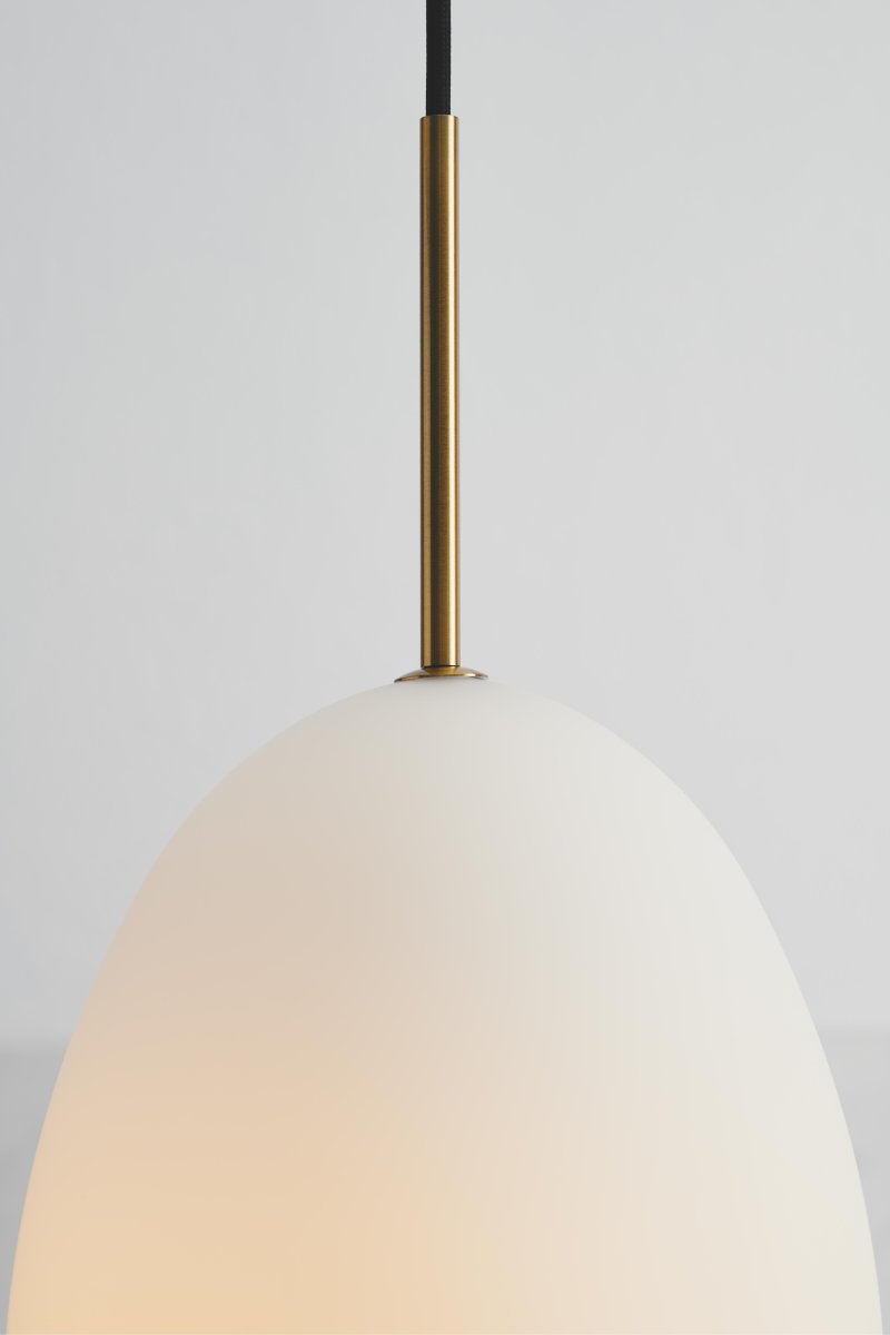 Bodø Ø20 Wit hanglamp Van Halo Design - Het gladde oppervlak en de ronde vorm van het opaalglas zorgen voor een fijne lichtspreiding in de kamer en in combinatie met de messing details zorgt het voor elegantie.