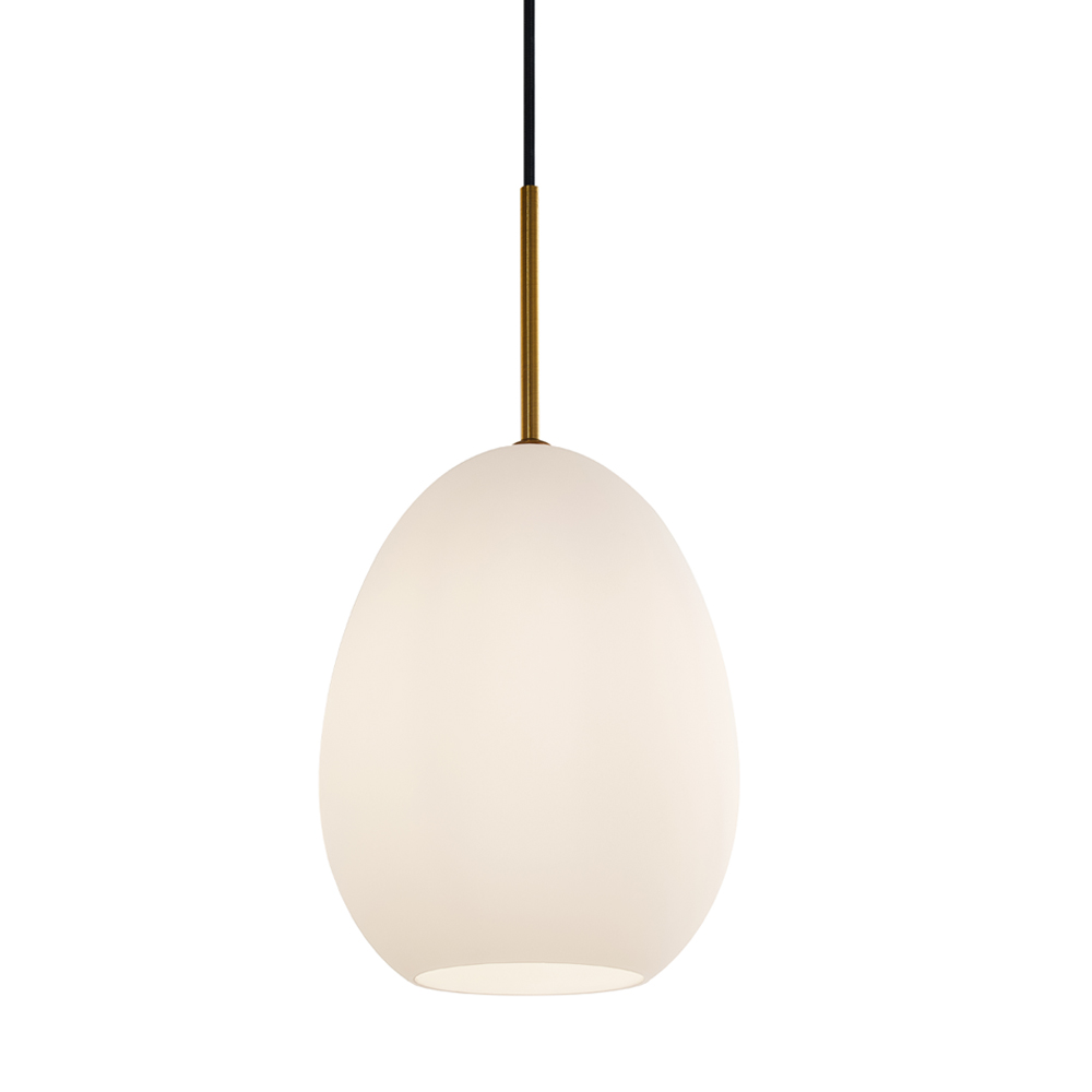 Bodø Ø20 Wit hanglamp Van Halo Design - Het gladde oppervlak en de ronde vorm van het opaalglas zorgen voor een fijne lichtspreiding in de kamer en in combinatie met de messing details zorgt het voor elegantie.