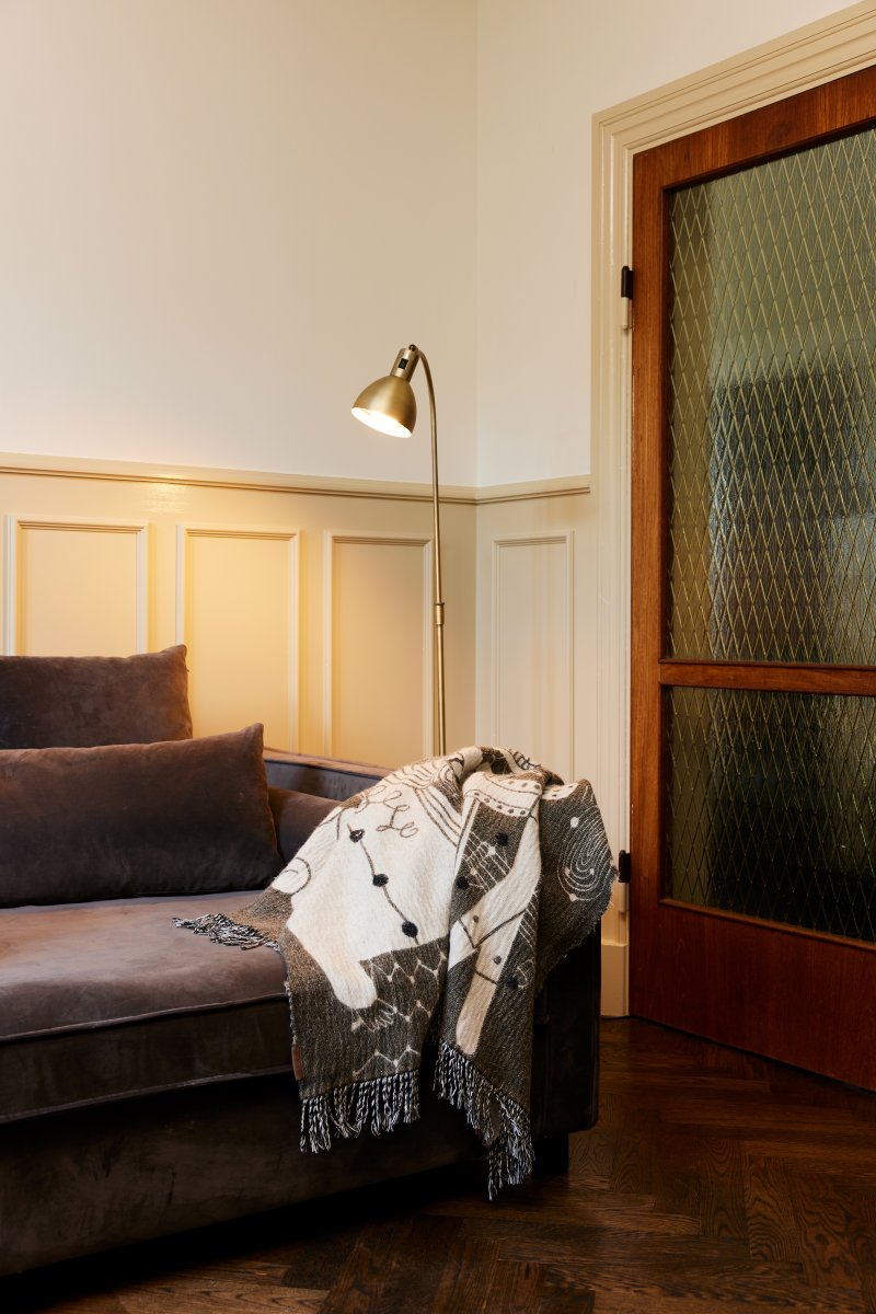 Angora Messing vloerlamp Van Halo Design - Dankzij de beweegbare kap is deze lamp ideaal als leeslamp naast de bank of in de leeshoek.