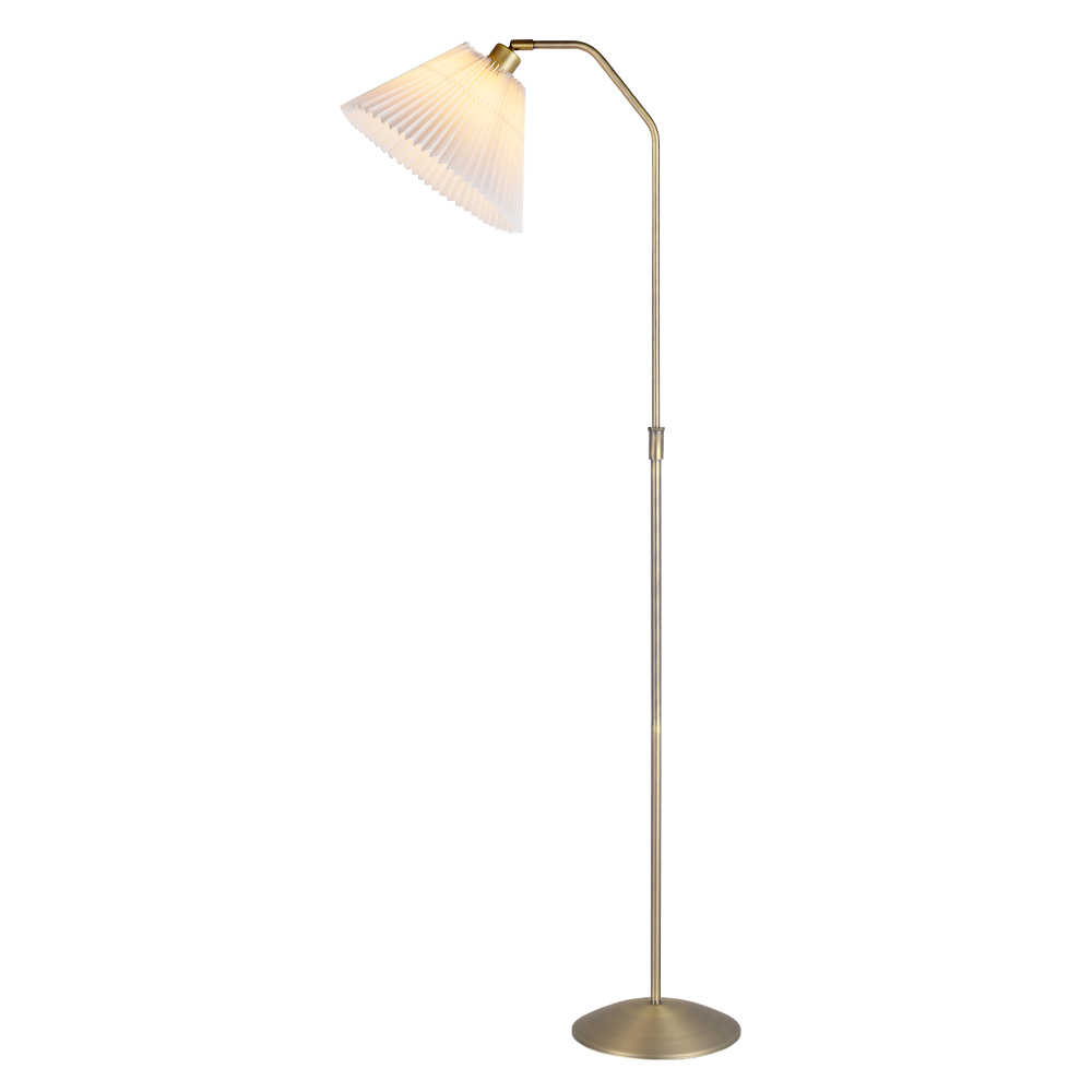 Berlin Antiek messing vloerlamp Van Halo Design - De lampenvoet met antieke messing afwerking en de geplooide kap voegen een beetje extra elegantie toe aan uw huis.