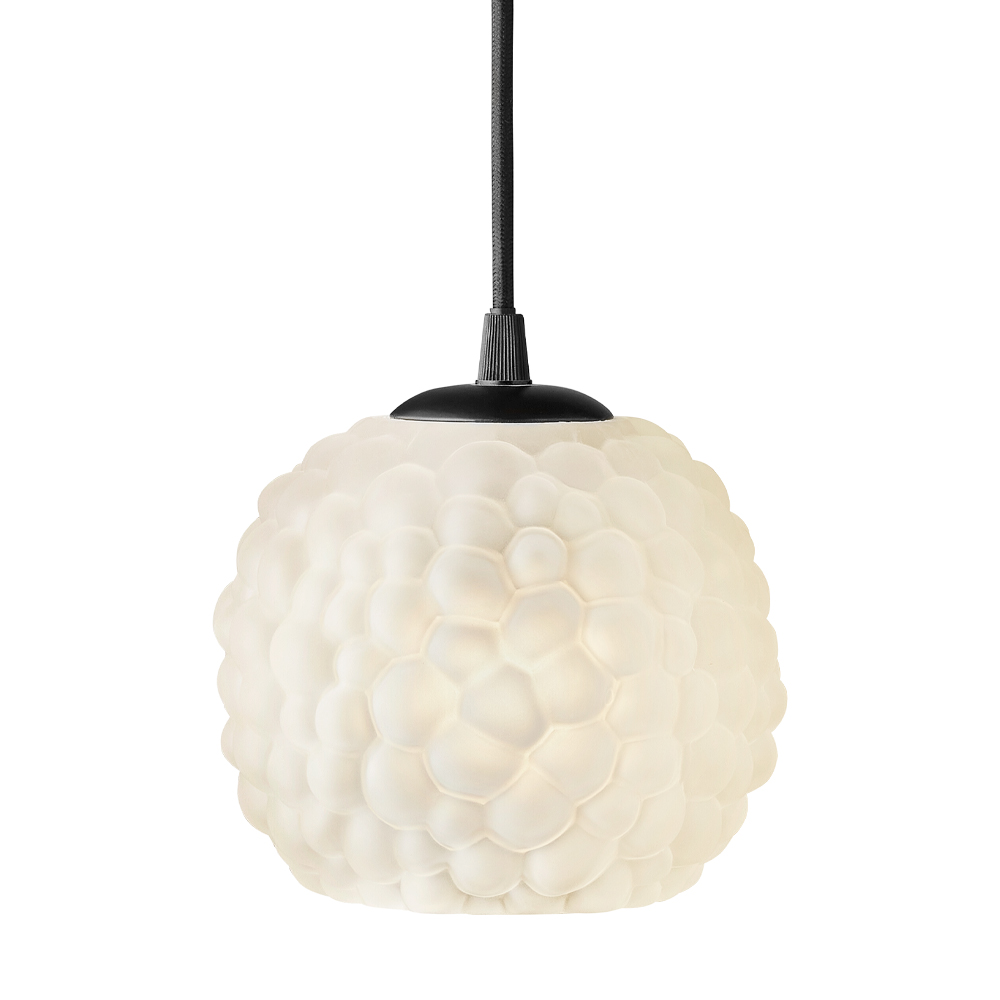 Grape Ø15 Wit hanglamp Van Halo Design - Grape is een serie hangers die met hun fijne, genuanceerde details ge&iuml;nspireerd zijn op de fruitdruif.