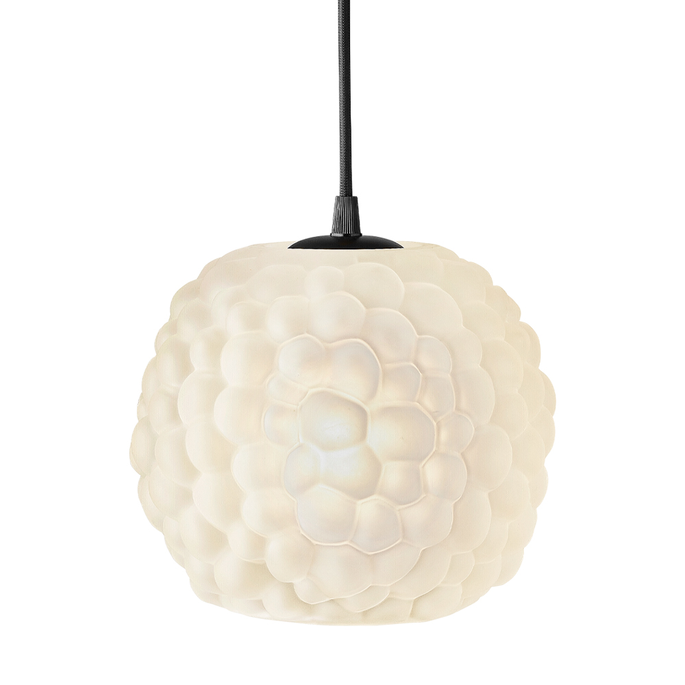 Grape Ø20 Wit hanglamp Van Halo Design - Deze hanglamp van mat opaalglas met zwarte details staat prachtig als u er meerdere op een rij plaatst boven de eettafel of in de keuken.