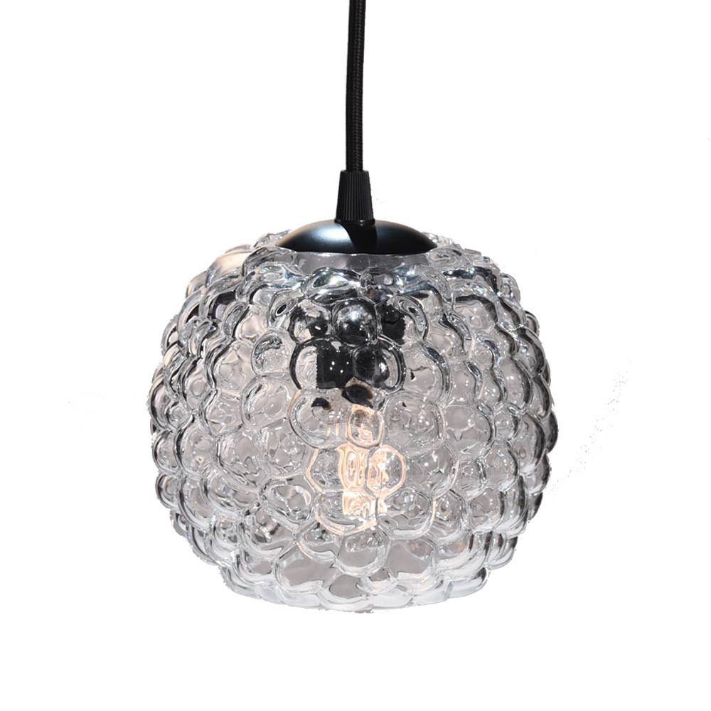  Grape Ø15 Transparant hanglamp Van Halo Design - Deze hanglamp van helder glas met zwarte details is ideaal als lichtpunt in een donkere hoek, boven nachtkastjes of meerdere op tafel.