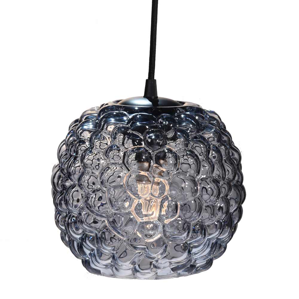 Grape Ø20 Rookkleurig hanglamp Van Halo Design - De lampen weerkaatsen het licht door mat, helder of gerookt glas, waardoor er een prachtig lichtspel in de kamer ontstaat.